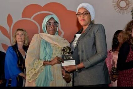 Aissatou Cissé, femme entrepreneure sénégalaise, lauréate du Prix AWA CONNECTÉ 2025 lors d’une cérémonie officielle tenue à l’Ambassade de Belgique au Sénégal, sous la présidence de Son Excellence l’Ambassadrice de Belgique au  Sénégal .