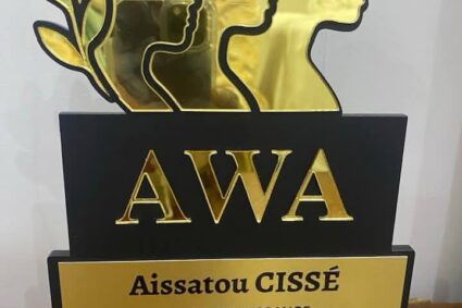 Aissatou Cissé, femme entrepreneure sénégalaise, lauréate du Prix AWA CONNECTÉ 2025 lors d’une cérémonie officielle tenue à l’Ambassade de Belgique au Sénégal, sous la présidence de Son Excellence l’Ambassadrice de Belgique au  Sénégal .