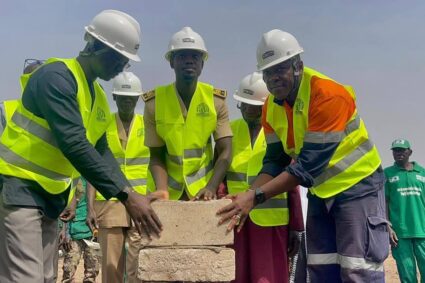 Quatre blocs économiques dédiés au karité, au fruit de baobab, au madd et au miel, en plus  des espaces communs d’appui aux activités économiques.: la première pierre du Centre d’Affaire Villageois (CAV) de Tenkoto nding, dans la commune de Tomboronkoto, à Kédougou posée.
