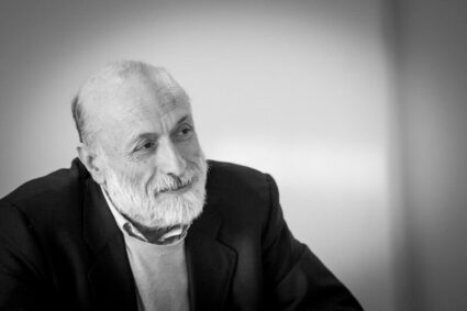 Le monde de l’alimentation durable et de l’agroécologie est en deuil. Carlo Petrini, fondateur du mouvement Slow Food, est décédé ce jeudi 21 mai 2026 à Bra, en Italie, à l’âge de 76 ans, laissant derrière lui un héritage immense au service d’une alimentation saine, équitable et respectueuse de la nature.