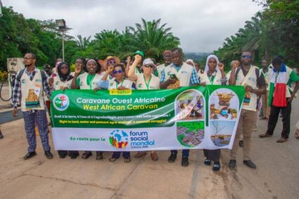 En route vers le Forum social mondial 2026 : la Caravane ouest-africaine fait étape à Sérédou en GuinéeSérédou (Guinée) ,les caravaniers ont participé à une activité de reboisement, illustrant leur engagement en faveur de la restauration des écosystèmes.