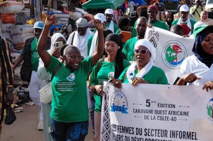 En route pour le Forum social mondial Cotonou 2026 : l&rsquo;Union des Femmes du Secteur Informel de l&rsquo;Afrique en conclave à Lomé au Togo En route vers le Forum social mondial (FSM) de Cotonou 2026, les caravaniers de la Caravane ouest-africaine Terre, Eau et Semences paysannes ont marqué une étape majeure à Lomé.