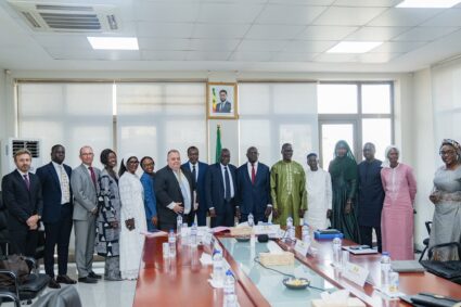 Visite de M. Ousmane Diagana, vice-président régional de la Banque mondiale pour l’Afrique de l’Ouest et du Centre au Sénégal: Signature de trois accords de financement majeurs destinés à renforcer la résilience du Sénegal , améliorer la connectivité des zones de production agricole et stimuler le développement économique des territoires.