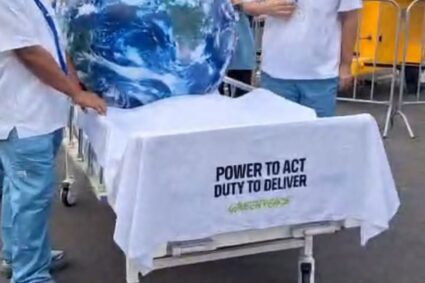 COP17 Biodiversité en Arménie : Greenpeace met la planète sur un « lit d’hôpital »dans l’esprit de « Power to Act, Duty to Deliver », « Le pouvoir d’agir, le devoir d’obtenir des résultats ».